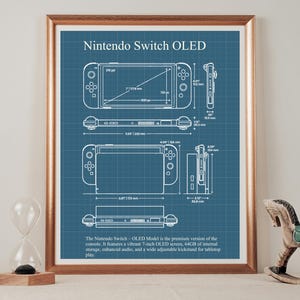 Pode incluir: Um cartaz emoldurado em estilo de planta técnica com desenhos de linhas da consola Nintendo Switch OLED. O fundo azul apresenta esquemas brancos, dimensões em milímetros e texto que descreve as características da consola.