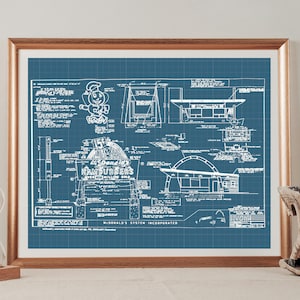 Op de afbeelding: Een ingelijste blauwdruk met witte technische lijntekeningen op een blauwe rasterachtergrond. Het document toont architectonische details van een McDonald's-restaurant, inclusief de iconische gouden bogen, gevelaanzichten en tekst.