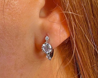 Delicados pendientes de aro de moissanita / Plata de ley 925 / Aros pequeños / Aros de diamantes / Pendientes de aro / Regalo para ella