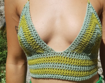 grün gestreiftes neckholder häkel croche top bauchfrei