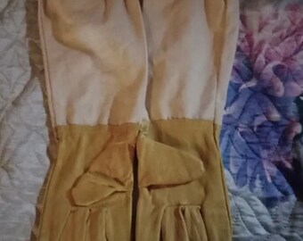 Sleeved leather gloves for beekeeping