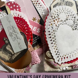 Può includere: Kit di ephemera per San Valentino con 20 pezzi, tra cui fustelle, decorazioni, tovagliette e carte per diario. Il kit include un tovaglietta a forma di cuore rosso e bianco, una corona rossa e bianca e un bordo in pizzo rosa e bianco.
