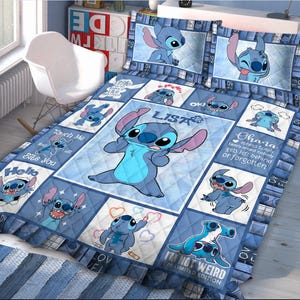 Peut inclure: Ensemble de literie bleu et blanc avec le personnage Stitch de Lilo & Stitch. La couette présente un motif patchwork avec diverses images de Stitch, ainsi que du texte qui dit "Hello", "Touch Me", "Lisa" et "I'm Not Weird". Comprend deux taies d'oreiller assorties.