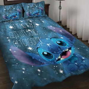 Może przedstawiać: Niebieski zestaw pościeli z postacią Stitcha z Lilo & Stitch. Kołdra i dwie poszewki na poduszki mają wzór gwiezdnej nocy z twarzą Stitcha i cytatem "Rodzina oznacza, że nikt nie zostaje w tyle ani nie jest zapomniany."
