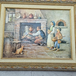 Puede incluir: Una pintura vintage que representa a una familia reunida alrededor de una chimenea en un entorno rústico. La pintura presenta a un hombre atendiendo el fuego, una mujer sosteniendo una cesta de comida y un niño tocando un instrumento musical. La pintura está enmarcada en un marco dorado.