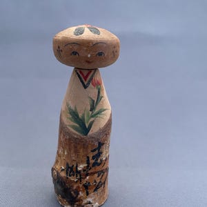 Zeer kleine kokeshi-pop vintage