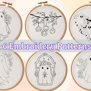 Pode incluir: Seis bastidores de bordado circulares de madeira contendo tecido branco com desenhos de linhas pretas. Os padrões apresentam fantasmas, flores, abóboras e morcegos. O texto 6 Embroidery Patterns está centralizado no meio da imagem.