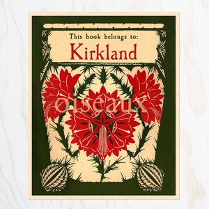 Könnte beinhalten: Vintage Exlibris mit botanischem Design. Das Exlibris hat einen cremefarbenen Hintergrund mit einem dunkelgrünen Rand. Das Design umfasst rote Blumen und den Text "This book belongs to: Kirkland."