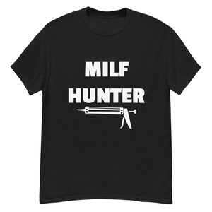 MILF HUNTER (Camicie inappropriate, Camicia umoristica per adulti, T-shirt divertente, Camicie offensive, Camicie sporche, Camicia meme, T-shirt divertente