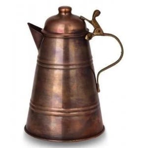 Puede incluir: Una jarra de metal color cobre con tapa y asa curva. La jarra tiene un pico para verter y un asa decorativa. El metal tiene un aspecto ligeramente envejecido, lo que sugiere que es vintage o antiguo.