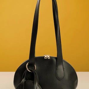 Mini Tasche mit Charm Detail, langer Riemen, Damen Hand- und Schultertasche