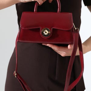 Hochwertige Extra Bügel Damen Handtasche Umhängetasche. Lackleder Mini Design Handtasche.