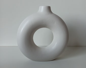 Handgefertigte runde dekorative Vase aus weißer Keramik, einzigartige Donut-Vase im nordischen Design für trockene und frische Blumen