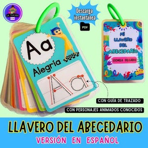 Puede incluir: Un llavero colorido con una guía de trazado para la letra "A" y la palabra "Alegría" en español. El llavero presenta un personaje de dibujos animados de la película Inside Out. El texto "Mi llavero del abecedario" y "Leonela Delgado" también son visibles en el llavero.