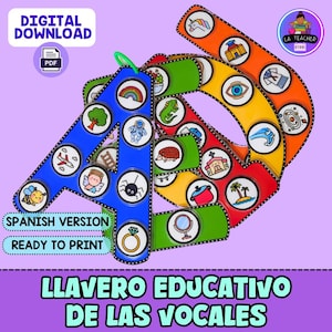 Op de afbeelding: Een kleurrijke set van vijf sleutelhangers in de vorm van klinkers met afbeeldingen van verschillende objecten. Elke sleutelhanger heeft een andere kleur en heeft een transparant plastic venster met een afbeelding erin. De sleutelhangers zijn gelabeld met de Spaanse woorden "LLAVERO EDUCATIVO DE LAS VOCALES".