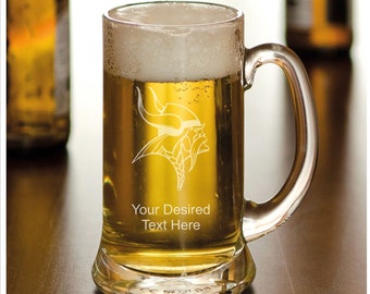 Gravierter American Football Vikings Bierkrug. 0,5l Bierkrug, personalisiert mit Ihrem individuellen Text. Bierglas mit Gravur