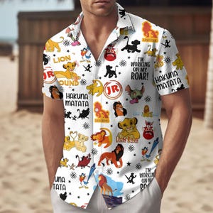 Peut inclure: Une tasse en céramique blanche avec une anse noire et l'inscription "But First, Coffee" en gras noir. La tasse est posée sur un fond flou, suggérant un cadre chaleureux.