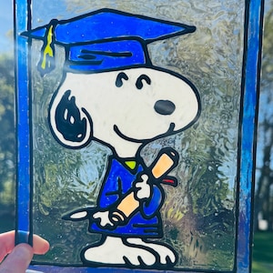 Birrete y toga de graduación personalizables de Snoopy - Peanuts - Vitral acrílico de imitación de 8 x 10 - Arte y decoración para ventanas y paredes