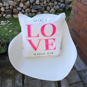 Kissenbezug :Oh I love you so" in neonpink - Gute Laune garantiert
