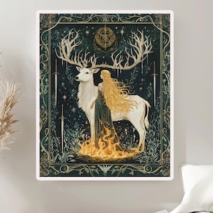 Puede incluir: Una mujer con el pelo largo y rubio se encuentra junto a un ciervo blanco con grandes cuernos. El ciervo está rodeado de llamas y la mujer lleva un vestido largo verde. El fondo es de color verde oscuro con detalles dorados y estrellas.