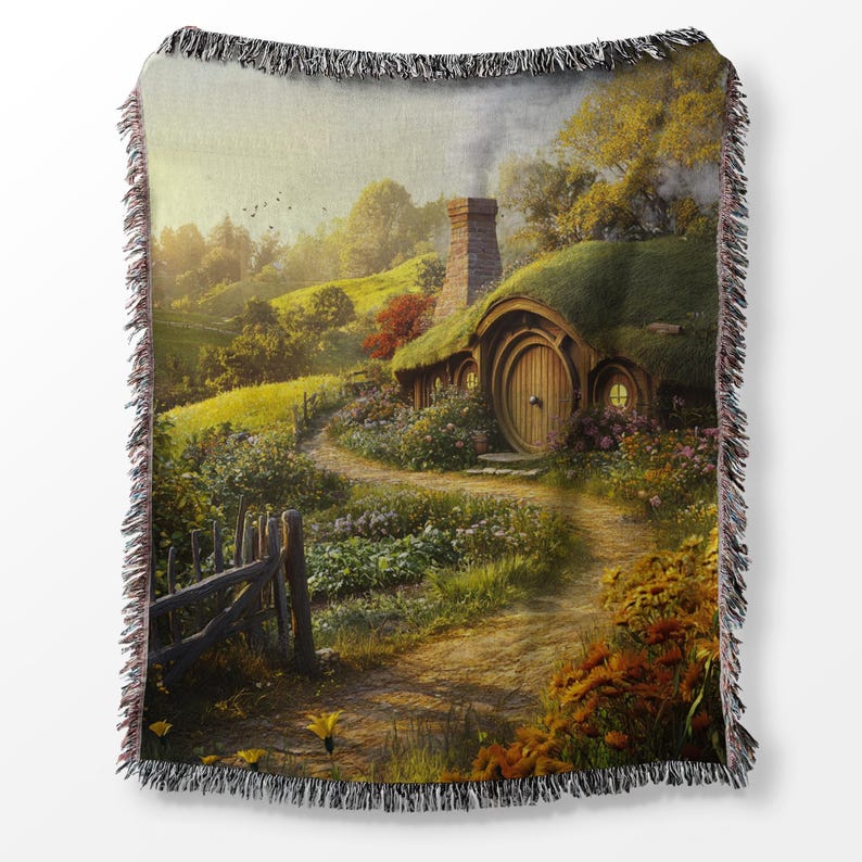 K&ouml;nnte beinhalten: Ein gem&uuml;tliches, gr&uuml;n bedachtes Hobbit-Haus mit einer runden Holzt&uuml;r, eingebettet in eine &uuml;ppige gr&uuml;ne Landschaft mit einem gewundenen Weg, der dorthin f&uuml;hrt. Das Haus hat einen Steinkamin und ist von Blumen und B&auml;umen umgeben.