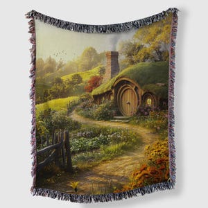 K&ouml;nnte beinhalten: Ein gem&uuml;tliches, rundes Haus mit gr&uuml;nem Dach, einer braunen Holzt&uuml;r und einem Steinkamin. Das Haus ist umgeben von &uuml;ppigem gr&uuml;nem Gras und Blumen, und ein gewundener Weg f&uuml;hrt zur Haust&uuml;r.