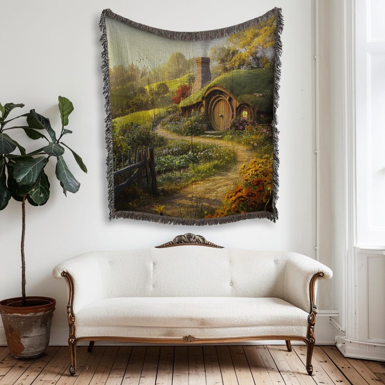 K&ouml;nnte beinhalten: Ein gewebter Wandteppich mit einer fantasievollen Illustration eines Hobbit-Hauses mit einer runden T&uuml;r, eingebettet in eine &uuml;ppige gr&uuml;ne Landschaft mit einem gewundenen Weg, der zur Haust&uuml;r f&uuml;hrt.