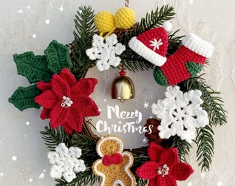 Könnte beinhalten: Ein handgefertigter Weihnachtskranz mit gehäkelten Elementen. Der Kranz enthält rote Weihnachtssternblüten, weiße Schneeflocken, einen Lebkuchenmann und einen Miniatur-Weihnachtsmütze und -Strumpf. Der Text "Merry Christmas" ist sichtbar.