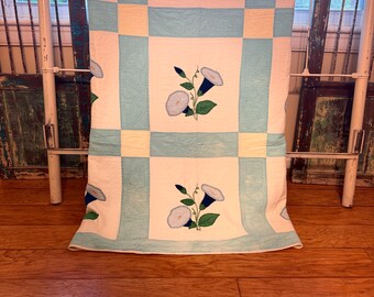 Vintage Blue Morning Glory Quilt mit Applikation, maschinell zusammengesetzt, bestickt