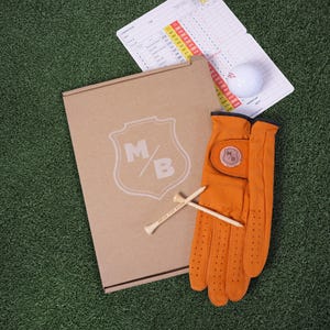 Conjunto de presente de golfe personalizado - Luva de golfe de couro Cabretta premium - Marcador de bola de monograma personalizado e camisetas personalizadas em caixa de presente personalizada
