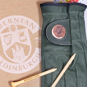 Set de regalo de golf del Hibernian FC. Guante de cuero Cabretta, marcador de pelota y tees personalizados.