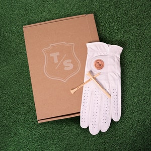 Golf Geschenkset - Weißer Premium Cabretta Leder Golfhandschuh mit personalisiertem Monogram Ball Marker und Tees in individueller Geschenkbox