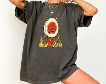 DEVILED EGG PNG, lustiges Essen Humor Design, Halloween Humor Png, würzige Ei Illustration, feuriges Teufelsei Png, Teufels Ei mit Hörnern Png