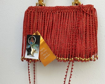 bolso rojo con lurex oro con asas de bambu hecho a ganchillo