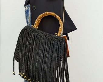 bolso negro con lurex oro con asas de bambu hecho a ganchillo