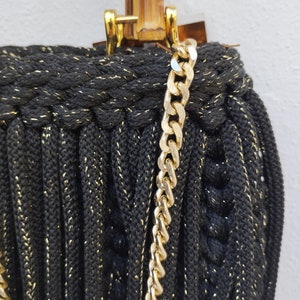 bolso negro con lurex oro con asas de bambu hecho a ganchillo imagen 4