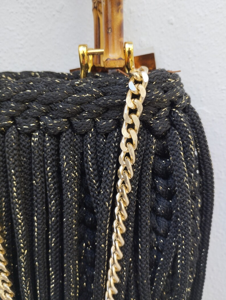 bolso negro con lurex oro con asas de bambu hecho a ganchillo imagen 4