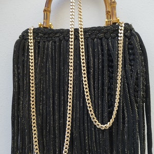 bolso negro con lurex oro con asas de bambu hecho a ganchillo imagen 3