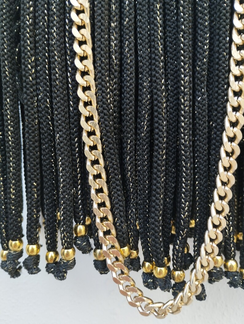 bolso negro con lurex oro con asas de bambu hecho a ganchillo imagen 2