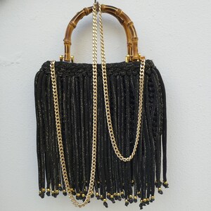 bolso negro con lurex oro con asas de bambu hecho a ganchillo imagen 5