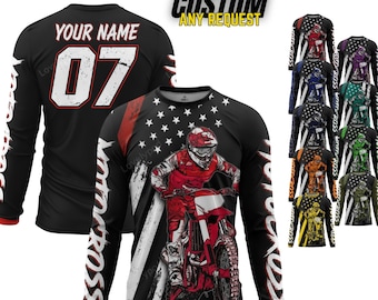 Könnte beinhalten: Schwarzes Langarm-Motocross-Trikot mit einem rot-weißen Design, das einen Fahrer auf einem Motorrad zeigt. Das Trikot hat den Text "YOUR NAME" und die Nummer "07" auf dem Rücken. Der Text "CUSTOM ANY REQUEST" ist ebenfalls sichtbar.