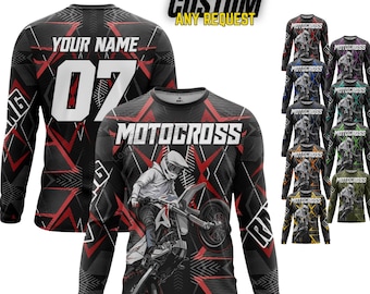 Könnte beinhalten: Schwarzes Langarm-Motocross-Trikot mit roten geometrischen Akzenten und dem Wort "MOTOCROSS". Das Trikot zeigt einen Fahrer auf einem Motorrad und den Text "YOUR NAME" und die Nummer "07". Zusätzliche Farboptionen werden angezeigt.