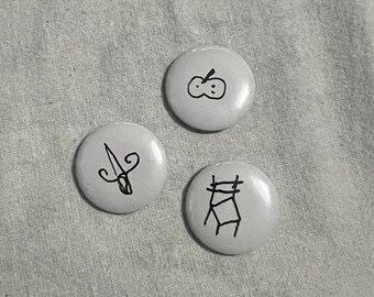 paquete valioso !! 3 piezas "objetos ordinarios" botones broches (espada/manzana/silla)