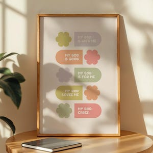 Puede incluir: Un cuadro enmarcado con las palabras "My God is with Me", "My God is Good", "My God is for Me", "My God Loves Me" y "My God Cares". El cuadro tiene un marco de madera y está sobre una mesa redonda.