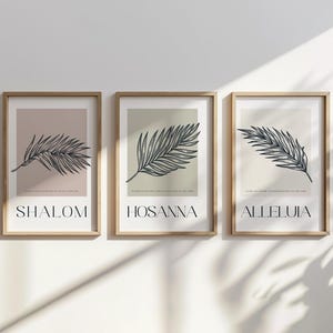 Puede incluir: Tres impresiones artísticas enmarcadas con ilustraciones botánicas. Cada impresión presenta un dibujo lineal negro de una hoja de palma sobre un fondo de color. Las impresiones están etiquetadas como "SHALOM", "HOSANNA" y "ALLELUIA".