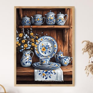 Könnte beinhalten: Ein Holzregal mit blauen und weißen, floral gemusterten Keramik-Teekannen, Tassen und Tellern. Ein Strauß gelber und blauer Blumen in einer blauen und weißen, floral gemusterten Vase steht auf dem Regal.