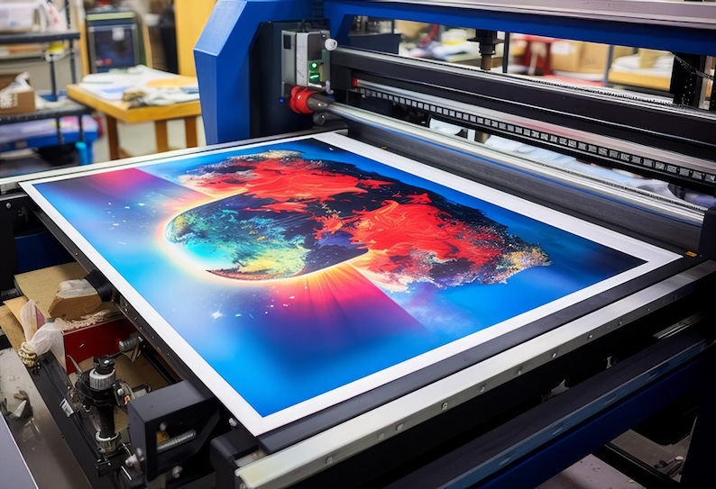 K&ouml;nnte beinhalten: Ein Gro&szlig;formatdrucker, der einen lebendigen Kunstdruck herstellt. Das Kunstwerk zeigt einen farbenfrohen Planeten mit roten, blauen und gelben Farbt&ouml;nen. Der Drucker ist blau und schwarz.