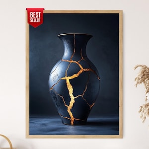 Può includere: Una stampa artistica incorniciata raffigurante un vaso blu scuro con una superficie ruvida e profonde crepe color oro che ne attraversano il corpo. L'opera è inserita in una cornice in legno chiaro e presenta un'etichetta rossa BEST SELLER.