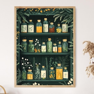 Może przedstawiać: Oprawiony wydruk ciemnozielonej szafki aptecznej wypełnionej szklanymi butelkami i słoikami. Butelki zawierają różne zioła i płyny, z korkami. Grafika ma motyw botaniczny, z zielonymi liśćmi i żółtymi akcentami.