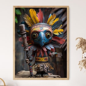 Puede incluir: Una obra de arte enmarcada que presenta una figura caprichosa y colorida con un gran tocado de plumas y un bastón. La figura es predominantemente azul, roja y amarilla, con detalles y texturas intrincados. La obra de arte está ambientada sobre un fondo natural borroso.